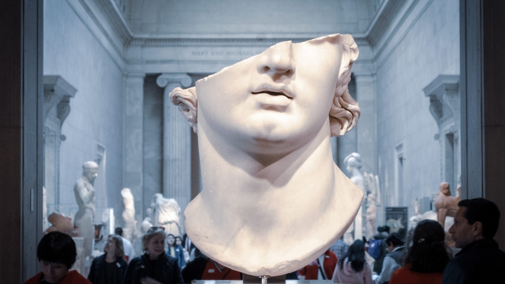 white-head-bust-in-museum-2167395